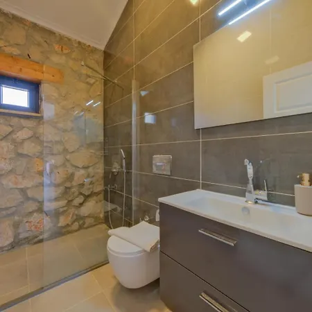 Iris Hotel 4*